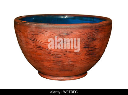 Ceramica artigianale deliberatamente irruvidita ciotola irregolare con glassa blu isolato su sfondo bianco Foto Stock