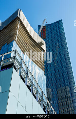 Due dei quattro Deansgate Square blocchi di appartamenti in costruzione (Agosto 2019). Manchester, Inghilterra, Regno Unito. Foto Stock