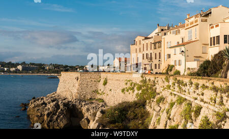 Facciata di edifici tradizionali in Antibes, Cote d'Azur, in Francia vicino al mare Mediterraneo. Foto Stock