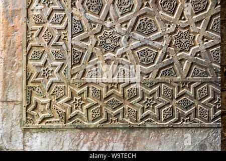 Ornamenti di bronzo-piastra porta ornati del sultano Qalawun moschea, una antica moschea storica nel vecchio Cairo, Egitto Foto Stock