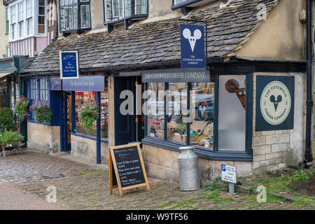 La Cotswold cheese Company e il Burford Farm Shop nella strada alta. Burford, Cotswolds, Oxfordshire, Inghilterra Foto Stock