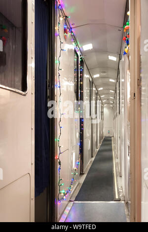 Le luci di Natale Decorare un treno Amtrak auto sleeper corridoio. Foto Stock