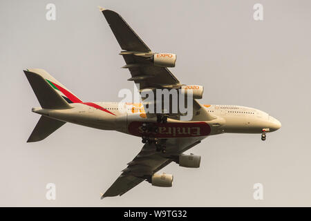 Glasgow, Regno Unito. Il 27 aprile 2019. Immagine Stock A380 Emirates super jumbo jet linee fino sulla rotta di avvicinamento per l'atterraggio. Foto Stock