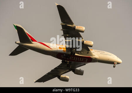 Glasgow, Regno Unito. Il 27 aprile 2019. Immagine Stock A380 Emirates super jumbo jet linee fino sulla rotta di avvicinamento per l'atterraggio. Foto Stock