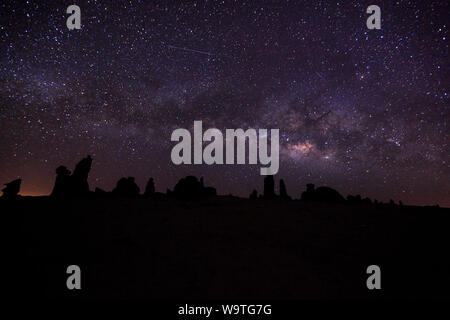 Silhouette di formazioni rocciose contro la via lattea di notte, Riyadh, Arabia Saudita Foto Stock