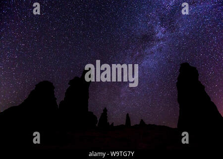 Silhouette di formazioni rocciose contro la via lattea di notte, Riyadh, Arabia Saudita Foto Stock