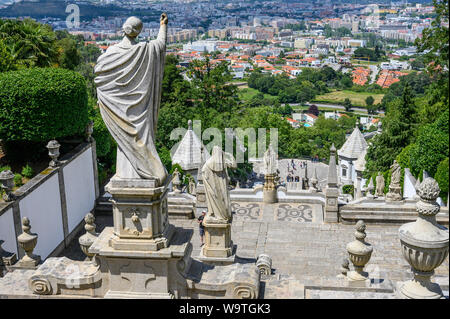 Guardando verso il basso dal XVIII secolo, la scalinata barocca del santuario e luogo di pellegrinaggio di Bom Jesus do Monte a Tenoes alla periferia della città Foto Stock