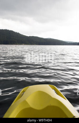 Canoa vela sul lago, Bulgaria Foto Stock