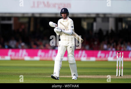 L'Inghilterra Stuart ampie passeggiate fuori dopo aver perso il suo paletto durante il giorno due di ceneri Test match al Signore, Londra. Foto Stock