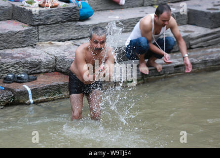 Kathmandu, Nepal. 15 Agosto,2019. Un devoto Nepalese offrendo la preghiera rituale di Kathmandu. Sarita Khadka/Alamy Live News Foto Stock