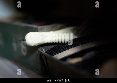 Soft - focus scarpe vintage spazzole nella casella . Sfondo sfocato, macro. Foto Stock