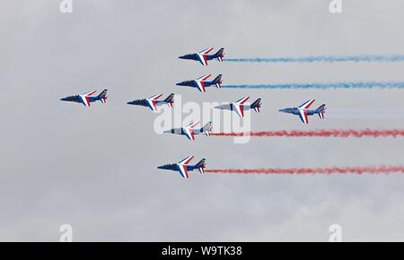 8 alfa-getti dal francese Air Force elite volo acrobatico team 'Patrouille de France " effettuando al 2019 Royal International Air Tattoo Foto Stock