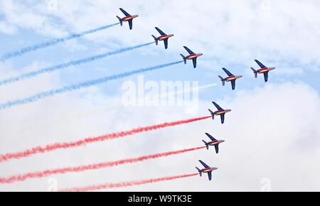 8 alfa-getti dal francese Air Force elite volo acrobatico team 'Patrouille de France " effettuando al 2019 Royal International Air Tattoo Foto Stock