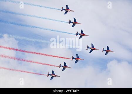 8 alfa-getti dal francese Air Force elite volo acrobatico team 'Patrouille de France " effettuando al 2019 Royal International Air Tattoo Foto Stock