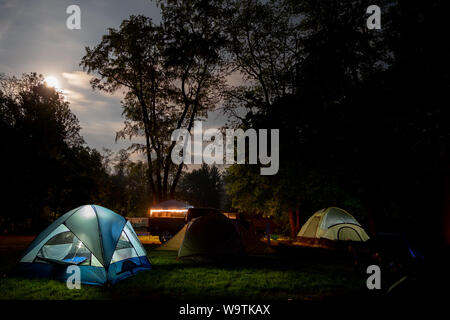 Le tende nel bosco, Fort Custer State Area ricreativa, Indiana, Stati Uniti Foto Stock