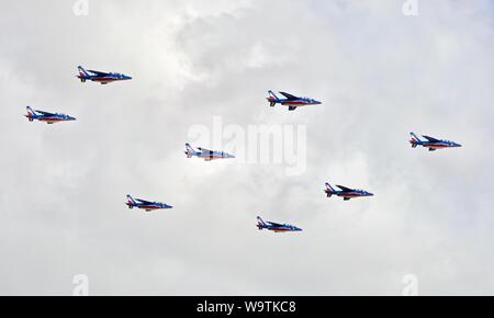 8 alfa-getti dal francese Air Force elite volo acrobatico team 'Patrouille de France " effettuando al 2019 Royal International Air Tattoo Foto Stock