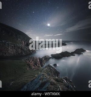 Costa rocciosa di notte, Donegal, Irlanda Foto Stock