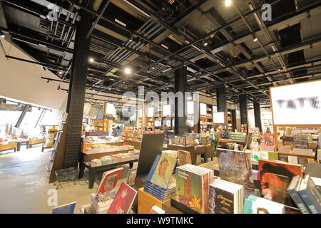 La gente visita Tate Modern Museum souvenir shop London REGNO UNITO Foto Stock