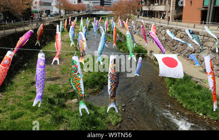 Carp bandiera sulla Giornata per i bambini in Giappone. Queste calze di vento sono realizzati mediante imbutitura carp modelli su carta, tessuto o altro tessuto non tessuto. Foto Stock