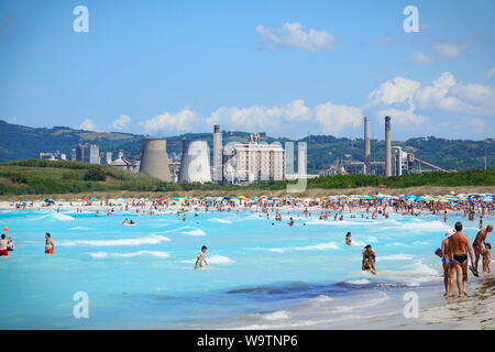 Le spiagge bianche sono tra le più inquinate in Italia. Rosignano, Toscana Italia - Agosto 2019 Foto Stock