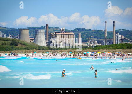 Le spiagge bianche sono tra le più inquinate in Italia. Rosignano, Toscana Italia - Agosto 2019 Foto Stock