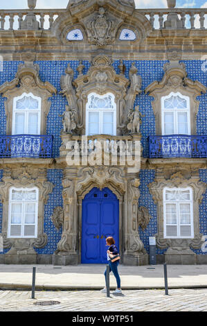 Il Palazzo do Raio, a metà del XVIII secolo in stile tardo Barocco rococò precoce palazzo in stile decorata con piastrelle azulejo. Nel centro di Braga nel nord ovest di Portu Foto Stock