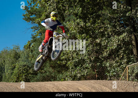 Il pilota di Motocross su un sentiero di dettaglio Foto Stock