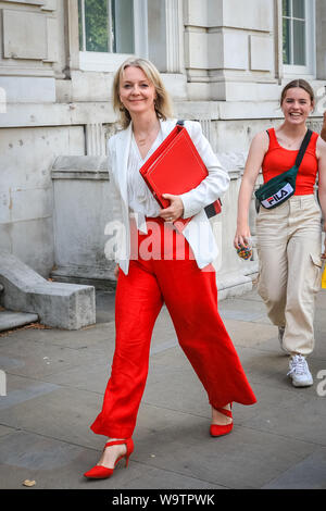 Londra, Regno Unito. Il 15 agosto, 2019. Elizabeth (Liz) Traliccio, MP, Segretario di Stato per il commercio internazionale e il presidente del consiglio di amministrazione di commercio, esce dal Cabinet Office in Whitehall. Credito: Imageplotter/Alamy Live News Foto Stock