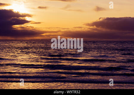 Norderney, Weststrand, Strand, Meer, Brandung, Wolken, Sonnenlicht, Insel Juist, blaue Stunde Foto Stock