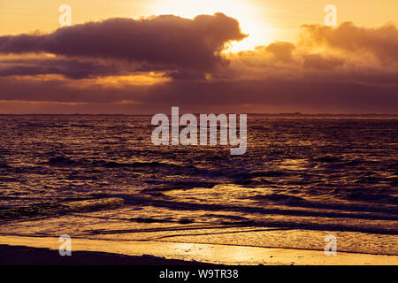 Norderney, Weststrand, Strand, Meer, Brandung, Wolken, Insel Juist, Sonnenuntergang Foto Stock