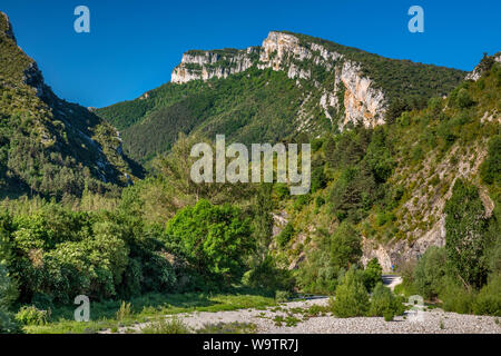 Carso formazioni di roccia sopra la Valle del Roncal, vicino a Burgui (Burgi), Pirenei, Navarra, Spagna Foto Stock