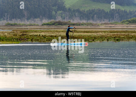 San Vicente de la Barquera, Spagna : 2019 9 maggio : Padel Surf in San Vicente de la Barquera villaggio tradizionale a Cantabria, Spagna. Foto Stock