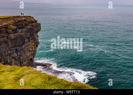 Downpatrick testa sul selvaggio modo Atlantico nel nord della contea di Mayo, Irlanda Foto Stock