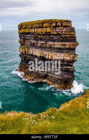 Downpatrick testa sul selvaggio modo Atlantico nel nord della contea di Mayo, Irlanda Foto Stock