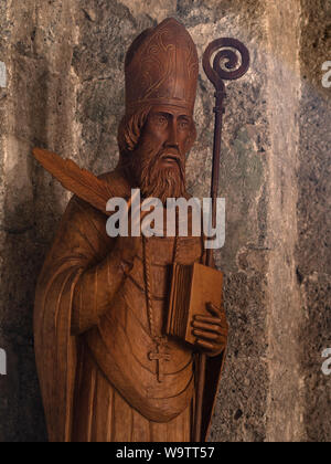 VAGLI SOTTO, Lucca, Italia Agosto 9, 2019: vecchio scolpita la statua di Sant Agostino, al quale la piccola chiesa a Vagli Sotto è dedicato. L'edificio risale Foto Stock