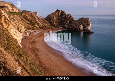 Il Dorset, England, Regno Unito - 27 dicembre 2018: la gente a piedi lungo la spiaggia e una scogliera costa percorso in corrispondenza della porta di Durdle su Dorset la Jurassic Coast. Foto Stock
