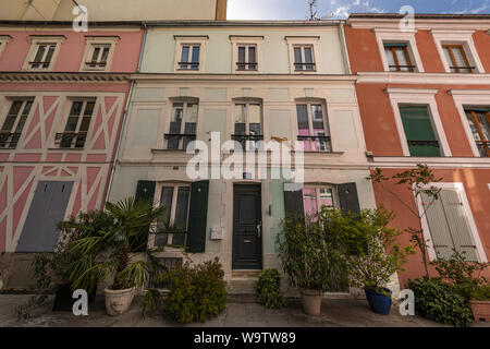 Francia, Parigi, 2018 . Rue Crémieux è nascosto tra Rue de Lyon e Rue de Bercy, e può essere rapidamente perdere. La maggior parte delle case sono dipinte in vari Foto Stock