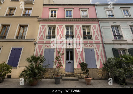 Francia, Parigi, 2018 . Rue Crémieux è nascosto tra Rue de Lyon e Rue de Bercy, e può essere rapidamente perdere. La maggior parte delle case sono dipinte in vari Foto Stock