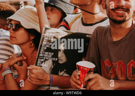 BENICASSIM, SPAGNA - LUGLIO 19: Fans Holding Ultraviolence (album di Lana del Rey) al Festival FIB (Festival Internacional de Benicassim) il 19 luglio 2019 Foto Stock