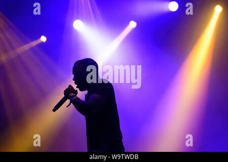 BENICASSIM, SPAGNA - LUGLIO 19: Krept x Konan (hip hop music band) si esibiscono in concerto presso il Festival Internazionale di Benicassim il 19 luglio 2 Foto Stock