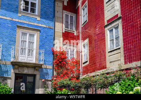 Case tradizionale. Di fronte con mattonelle colorate luminosamente nel centro di Braga, nel nord-ovest del Portogallo. Foto Stock