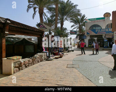 DAHAB, Egitto - 25 dicembre 2017: La strada turistica del resort si estende lungo la costa del golfo di Aqaba e vanta numerosi negozi e ristoranti. Foto Stock