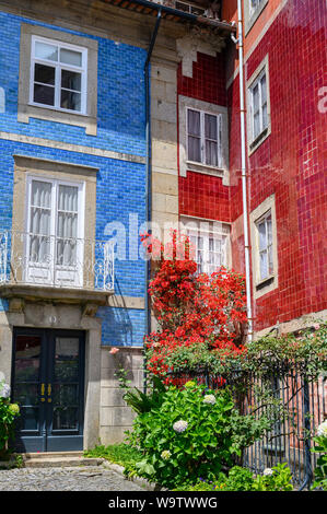 Case tradizionale. Di fronte con mattonelle colorate luminosamente nel centro di Braga, nel nord-ovest del Portogallo. Foto Stock