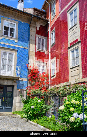 Case tradizionale. Di fronte con mattonelle colorate luminosamente nel centro di Braga, nel nord-ovest del Portogallo. Foto Stock