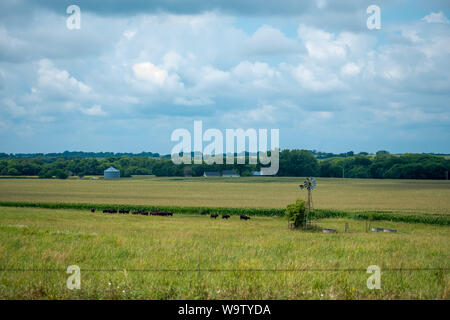 Mulino a vento su un Nebraska cornfield Foto Stock