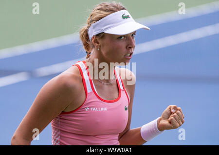 Mason, Ohio, Stati Uniti d'America. Il 15 agosto, 2019. Anett Kontaveit (EST) reagisce dopo aver vinto un punto durante il giovedì l'appuntamento del Western e Southern aprire al Lindner Family Tennis Center, Mason, Oh. Credito: Scott Stuart/ZUMA filo/Alamy Live News Foto Stock