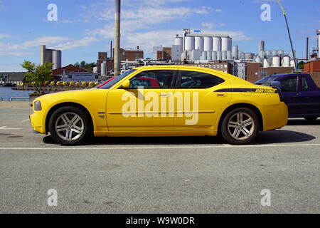 Karlshamn, Svezia - 26 Luglio 2019: Giallo Dodge Charger Hemi Daytona parcheggiato in un parcheggio pubblico. Nessuno nel veicolo. Foto Stock