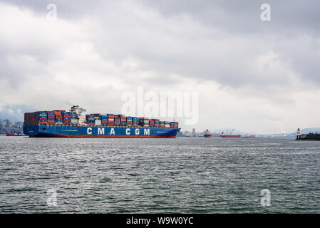 VANCOUVER, BC, Canada - 30 ottobre 2018: il grande contenitore di carico della nave 'CMA CGM Vela' entra il porto di Vancouver. Foto Stock