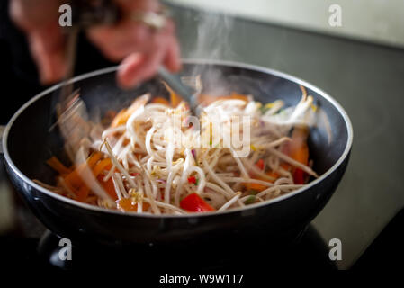 Preparazione di una stir fry. Foto Stock