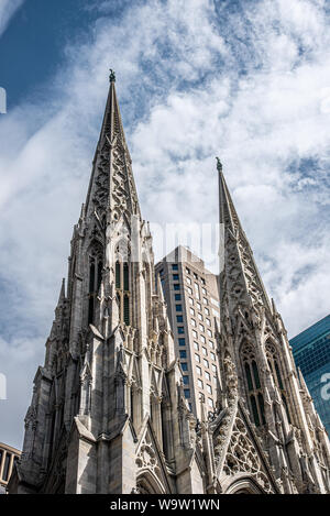 San Patrizio Duomo situato sulla Fifth Avenue di New York Foto Stock